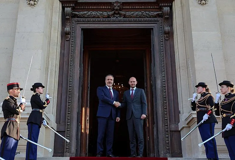 Dışişleri Bakanı Hakan Fidan, Fransa'ya gerçekleştirdiği resmi ziyaret kapsamında, Fransa Avrupa ve Dışişleri Bakanı Jean-Noel Barrot ile Paris'te bir araya geldi. (AA)
