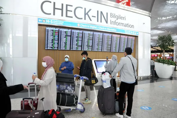 istanbul-havalimaninda-bir-donem-sona-erdi-giriste-bilet-kontrolu-donemi-kaldirildi-yolcu-olmayanlar-da-iceri-1643711770365.jpg İstanbul Havalimanı'nda bir dönem sona erdi! Girişte bilet kontrolü dönemi kaldırıldı yolcu olmayanlar da içeri girebilecek-3