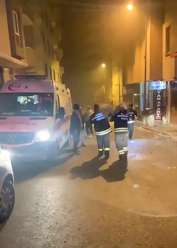 itfaiye-erinden-gorulmemis-fedakarlik-afgan-cocuklara-kendi-oksijen-maskesini-takti-sonrasinda-kalp-krizi-geci-1642411770884.jpg İtfaiye erinden görülmemiş fedakarlık! Afgan çocuklara kendi oksijen maskesini taktı sonrasında kalp krizi geçirdi-6