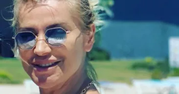 Songül Karlı bikini ile gündem olmayı sevdi! Frikik, Acun Ilıcalı derken şimdi de havuz başında...