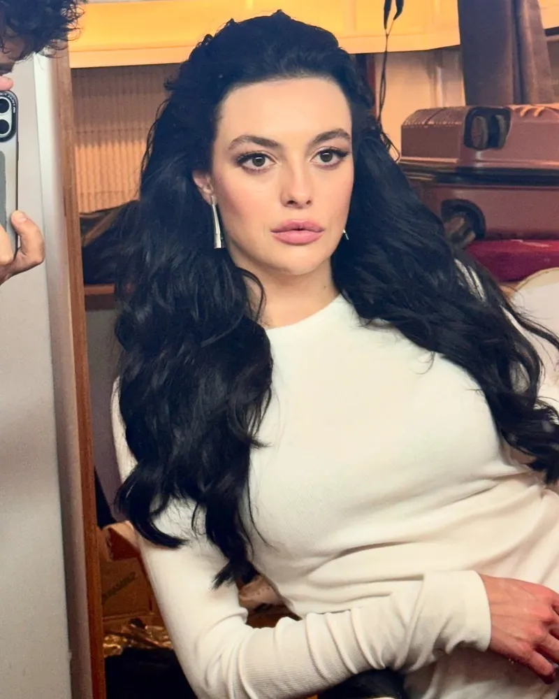 balide-yagmurun-tadini-boyle-cikardi-melis-sezenin-havuz-dansi-olay-oldu-1769257624265.jpg Bali’de yağmurun tadını böyle çıkardı: Melis Sezen’in havuz dansı olay oldu-3