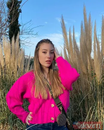 Yasemin Özilhan'ın terliklerinin fiyatı şoke etti! 2 asgari ücretten fazla... Yasemin Özilhan kaç yaşında, boyu kaç? - 17