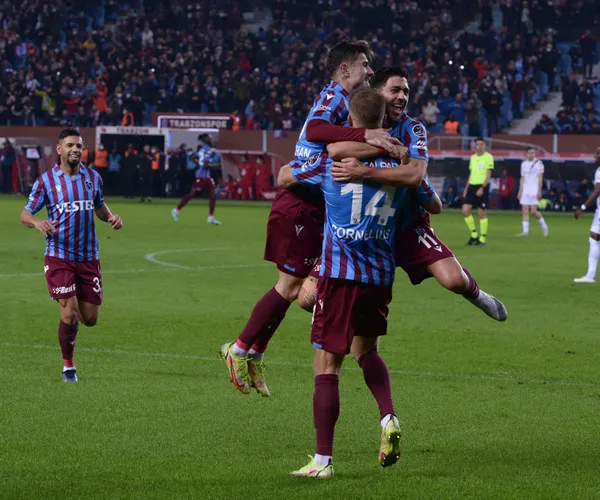 trabzonspor-firtina-gibi-esiyor-super-lig-rekorunu-kirdilar-1640507260869.jpg Trabzonspor fırtına gibi esiyor! Süper Lig rekorunu kırdılar-5