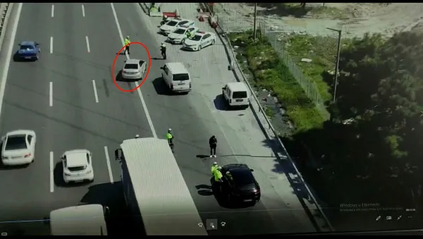 istanbulda-emniyet-seridini-ihlal-eden-surucu-drone-ile-yakalandi-1618325560237.jpg İstanbul'da emniyet şeridini ihlal eden sürücü drone ile yakalandı-3