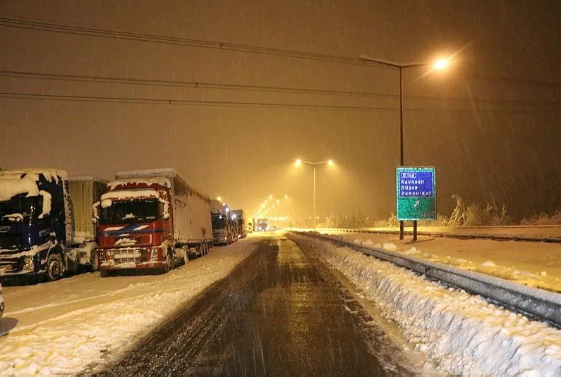 Düzce-Bolu geçişinde 17 kilometrelik araç kuyruğu