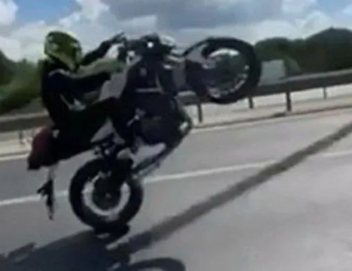 Motosikletli magandaya ceza yağdı