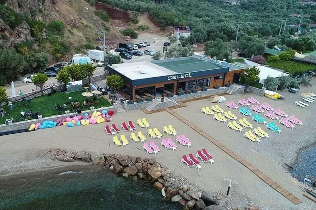 CHP yandaşı Halk TV'nin kaçak plajına baskın: Yapı durdurma tutanağıyla kapatıldı