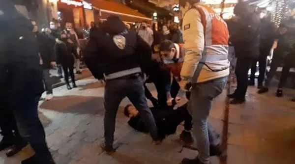 beyoglunda-izinsiz-gosteri-ve-yuruyus-yapan-83-kisi-gozaltinda-1642251701752.jpg Beyoğlu'nda izinsiz gösteri ve yürüyüş yapan 83 kişi gözaltında-3