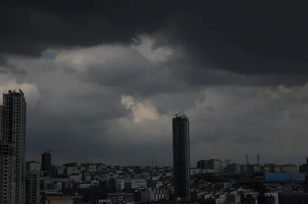 İstanbul'da gündüz geceye döndü