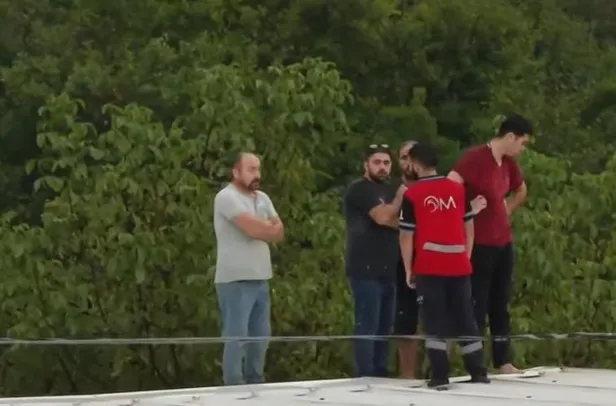 İstanbul'da yağmur etkili oldu yollar göle döndü! Metroları su bastı I Tramvay seferlerinde aksama... Vatandaşlar mahsur kaldı-4