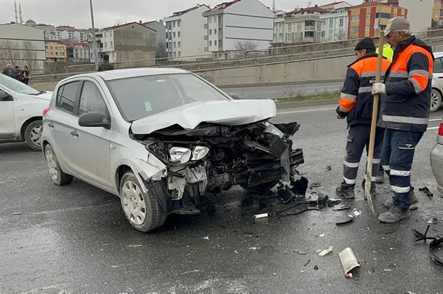 Arnavutköy'de kontrolden çıkan araç karşı şeride geçti! Bir başka otomobille kafa kafaya çarpıştı
