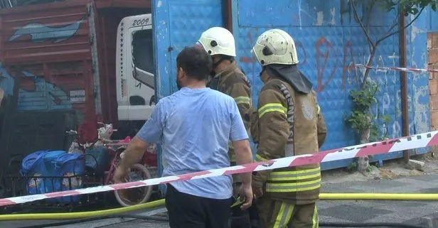 Mahalleliyi sokağa döken yangın! 2 kişi mahsur kaldı