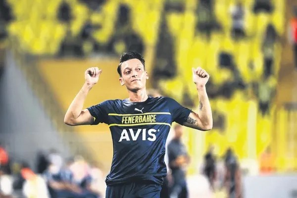 amine-gulse-fenerbahce-formasi-giydi-galatasaray-taraftarlarindan-tepki-yagdi-1629492997280.jpeg Amine Gülşe Fenerbahçe forması giydi Galatasaray taraftarlarından tepki yağdı!-2