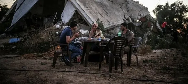 Gazze’de enkazın ortasında iftar