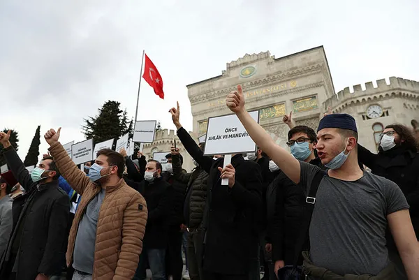 beyazit-meydaninda-kabe-i-muazzama-fotografinin-yere-serilmesi-protesto-edildi-islama-sovmekten-baska-bir-fikri-olmayanlar-1612197352572.jpg Beyazıt Meydanı'nda Boğaziçi'ndeki Kabe-i Muazzama provokasyonu protesto edildi: İslam'a sövmekten başka bir fikri olmayanlar...-4