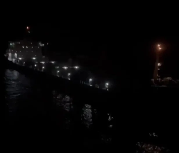 İstanbul'da denizde kaza! Ahırkapı açıklarında gemiler çarpıştı! Kaza anı kamerada-3