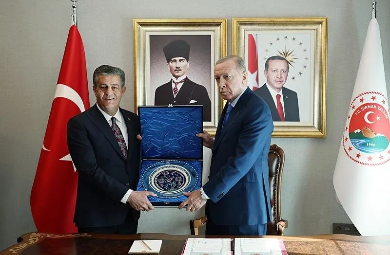 Başkan ve AK Parti Genel Başkanı Recep Tayyip Erdoğan, partisinin Adliye Bulvarı'nda düzenlenen Şırnak mitingine katıldı. Erdoğan, konuşmaların ardından belediye başkan adaylarıyla vatandaşları selamladı