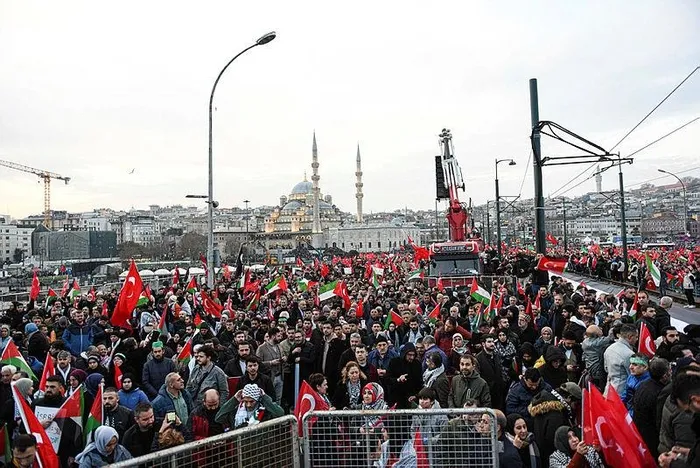 1704169269473.jpeg İstanbul'da tarihi yürüyüş! Dünya basını manşetten duyurdu-7