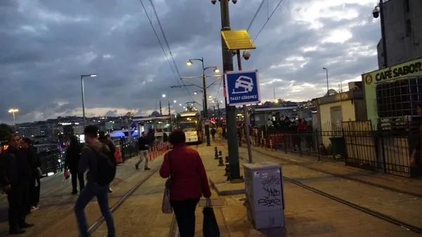 karakoyde-tramvay-yoluna-giren-cipin-lastikleri-patladi-surucu-araci-birakip-gidince-polis-getirdi-1667843912217.jpg Karaköy'de tramvay yoluna giren cipin lastikleri patladı! Sürücü aracı bırakıp gidince polis getirdi-5