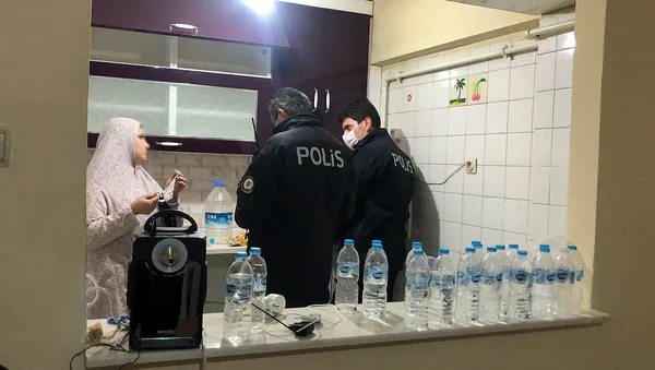 bursada-polis-gurultu-ihbarina-gitti-dairede-dugun-yapildigi-ortaya-cikti-1613123360155.jpg Bursa'da polis gürültü ihbarına gitti! Dairede düğün yapıldığı ortaya çıktı-4
