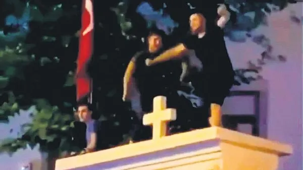 İstanbul Kadıköy'de bir grup önceki akşam eğlencenin dozunu kaçırdı! Kilise duvarında göbek attılar-1