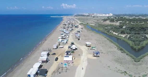 Antalya’da denize sıfır çardaklarda konaklayan vatandaşlar tatilin tadını çıkarıyor
