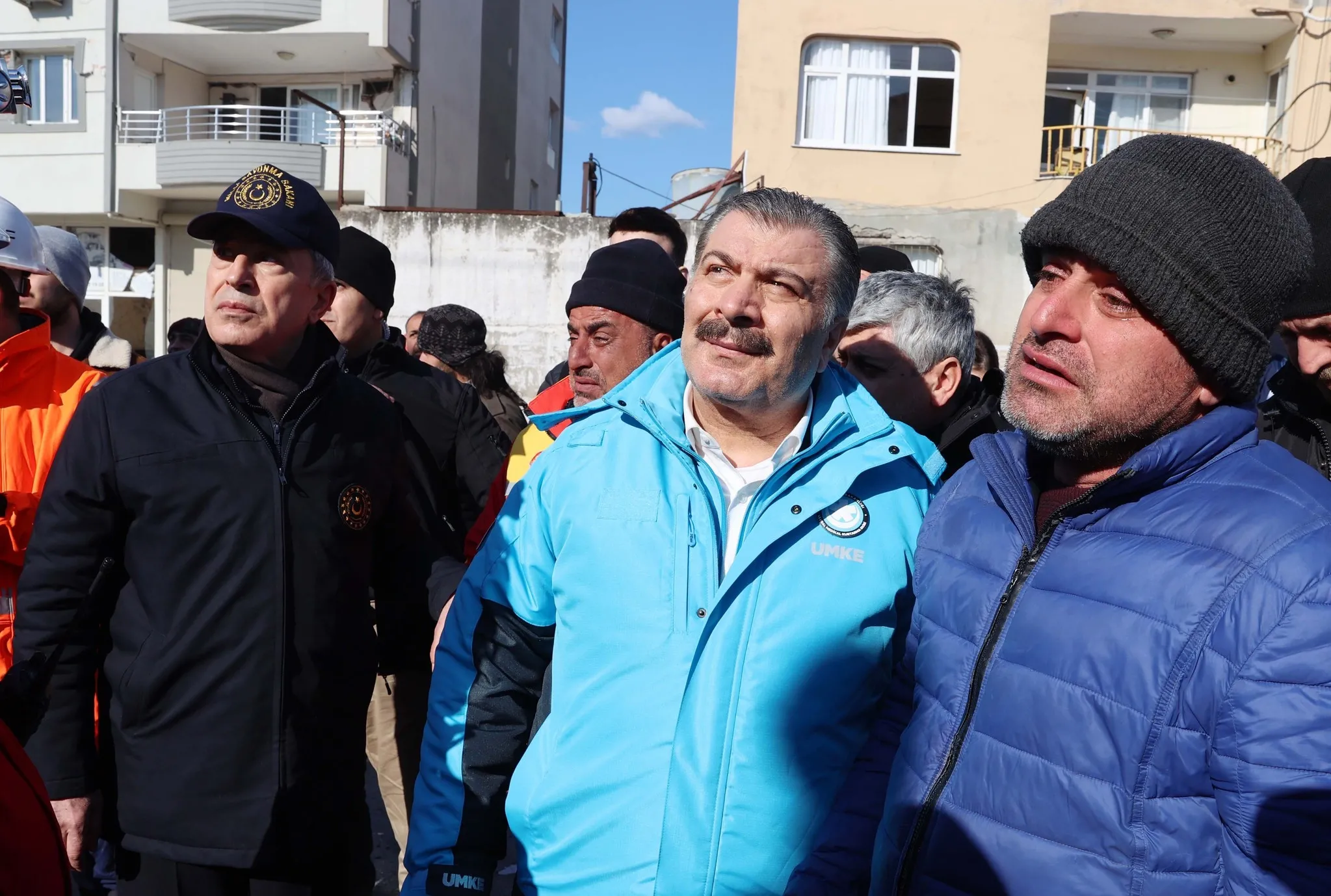 Bakan Akar ve Bakan Koca depremzedelerin yanında