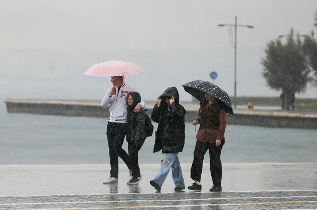 HAVA DURUMU | Meteorolojiden kritik uyarı! Şemsiyesiz çıkan pişman olur... O illerde yaşayanlar dikkat
