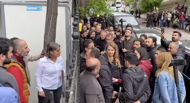 Evlat nöbetindeki ailelerden terörün siyasi ayağı HDP'ye siyah çelenk! HDP’liler hazmedemedi ailelere saldırdı-8