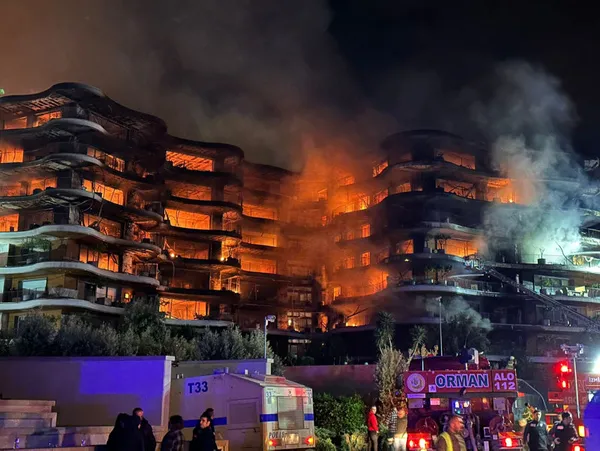 izmirin-narlidere-ilcesindeki-folkart-sitesinde-yangin-8-saat-sonunda-kontrol-altina-alindi-daireler-kule-dond-1682663930472.jpg İzmir'in Narlıdere ilçesindeki Folkart sitesinde yangın! 8 saat sonunda kontrol altına alındı: Daireler küle döndü-3