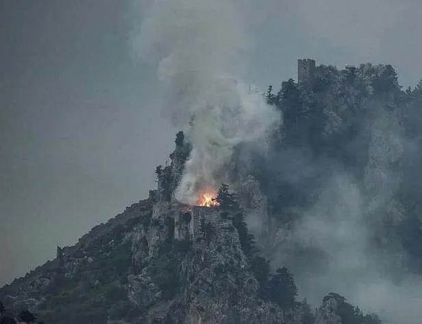 kktc-girnede-tarihi-st-hilarion-kalesinde-yangin-1614792684467.jpeg KKTC Girne'de tarihi St. Hilarion Kalesi'nde yangın!-4