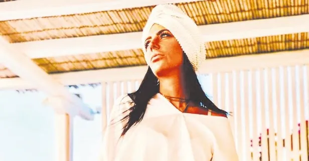 Süreyya Yalçın incilerle süslü bonesiyle beğeni topladı