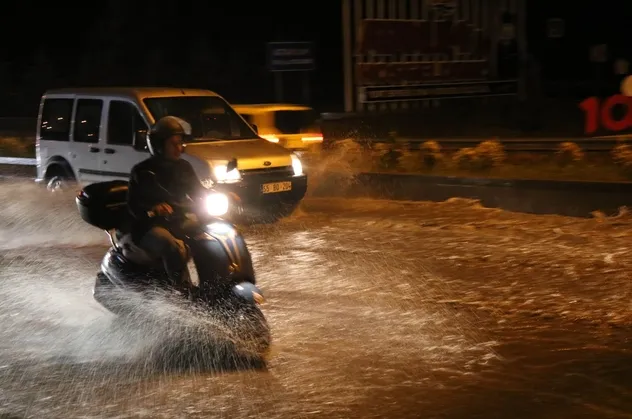 Samsun'u sağanak vurdu, hayat felç oldu