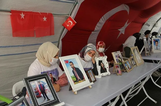 Diyarbakır’daki evlat nöbeti birinci yılını doldurdu: Mücadelemiz bin yıl da geçse sürecek