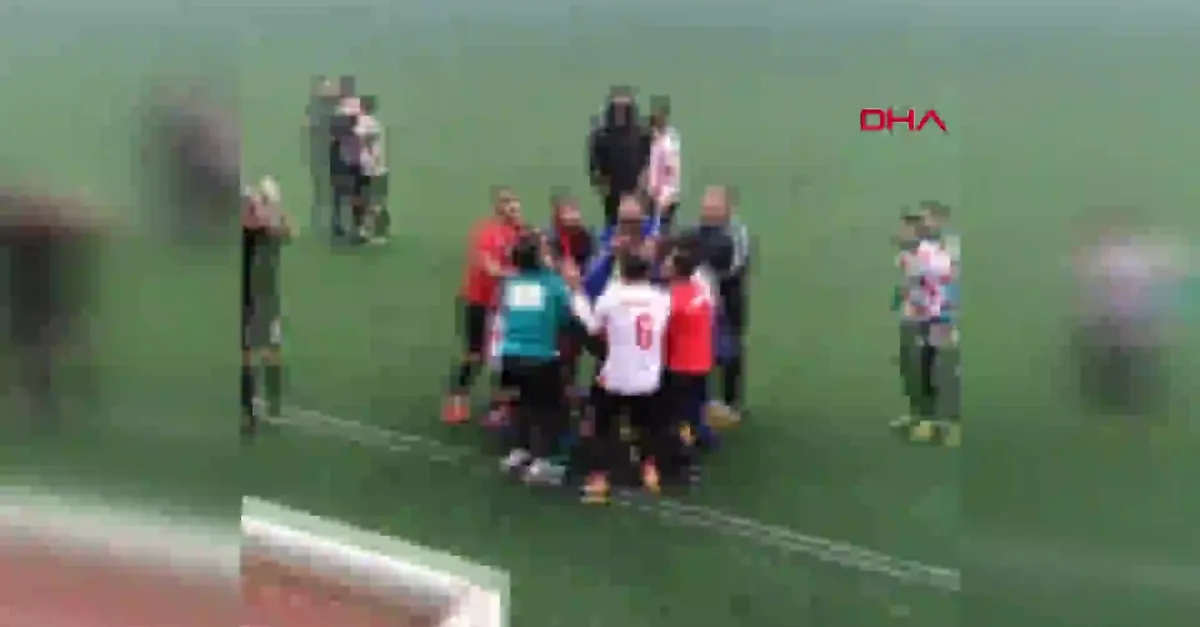 Şanlıurfa'da rezalet! Futbolcu taraftarlara cinsel organını gösterdi