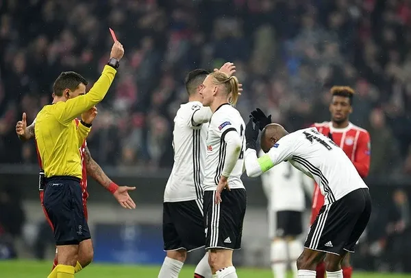 Beşiktaş'ın yıldızı gözyaşlarını tutamadı-1