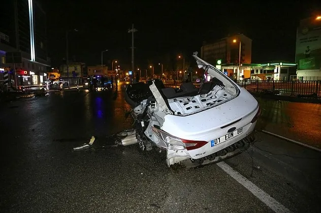 Parçalanan otomobilden yara almadan çıktı