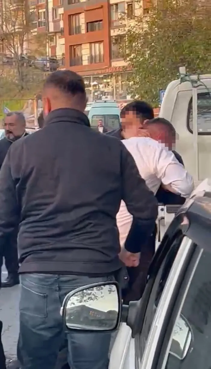 Son dakika: Alibeyköy'de İETT otobüsündeki kavganın yeni görüntüleri ortaya çıktı! İETT şoförü polis memurunu böyle yumruklamış!-5