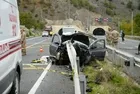 Gümüşhane'de korkunç kaza! Otomobil bariyerlere saplandı: 1 kişi hayatını kaybetti, 4 kişi yaralandı