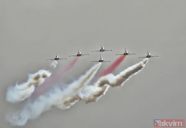Türk Yıldızları ve SOLOTÜRK'ten nefes kesen gösteri! - 35