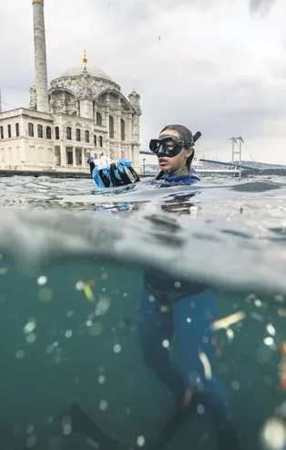 Dalış rekortmeni Şahika Ercümen İstanbul Boğazı'na daldı: Maske, eldiven ve kolonya şişelerini su altından çıkardı