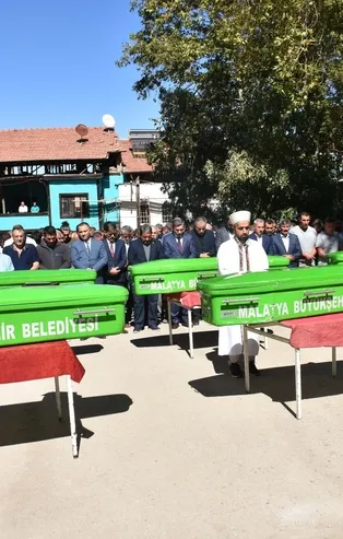 Feci kazada ölen 6 kişilik aile defnedildi