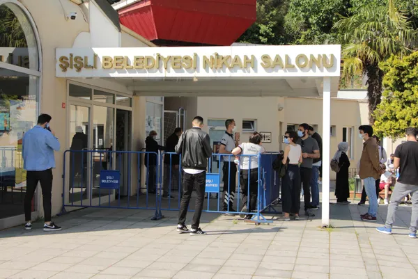 tam-kapanmasinin-sona-ermesiyle-birlikte-nikah-dairelerinde-yogunluk-olustu-1621243964618.jpg Tam kapanmasının sona ermesiyle birlikte nikah dairelerinde yoğunluk oluştu-6