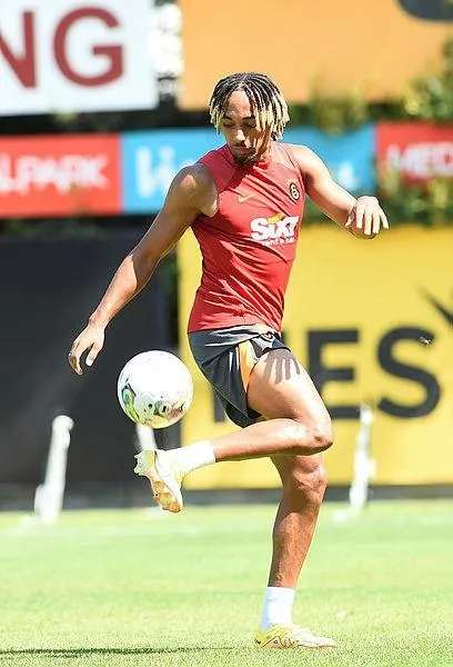 galatasarayda-sacha-boey-parmak-isirtiyor-1662454820901.jpeg