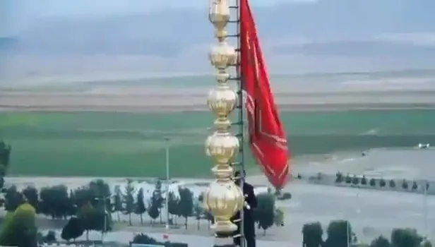 İran kırmızı savaş bayrağını kutsal Cemkeran Camisi kubbesine çekti! Tarihte bir ilk