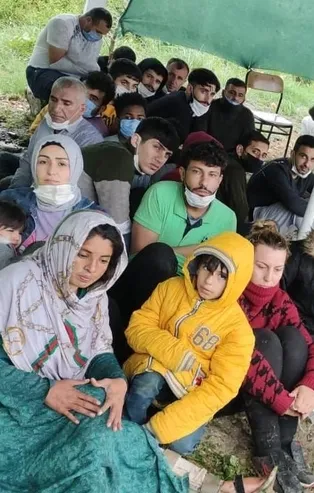 Son dakika: Yunanistan'dan göçmenlere insanlık dışı muamele! Eşyalarını alıp aç susuz bıraktılar