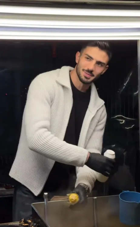 1776150589961.jpg "Yakışıklı Mısırcı" Alper Temel servet kazandı: Dünyanın dört bir yanından ilgi-6