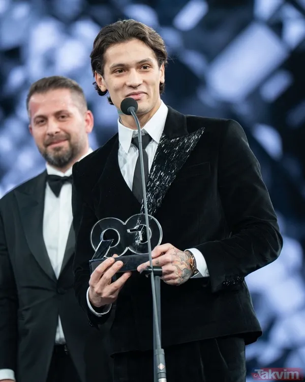 GQ Men of the Year 2025 gecesinde yıldız yağmuru! Ünlüler ödülleriyle sahnede parladı - 9