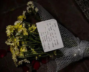 James Gustaf Edward Le Mesurierin ofisinin önüne ailesi adına çiçek bırakıldı