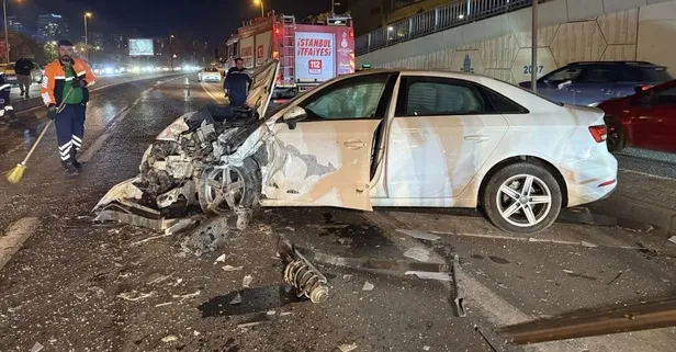 Bakırköy’de kontrolden çıkan otomobil karşı şeritteki araca çarptı!